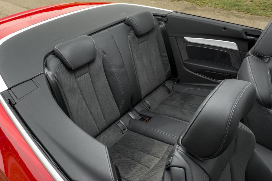 Интерьер Audi A5 Cabriolet 2.0 TDI S-Line 2017 года  (UK) (фото 34 из 40)